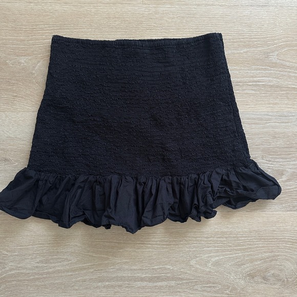 French Connection Black Mini Skirt Smocked Ruffle Hem Trendy Party - Picture 1 of 6